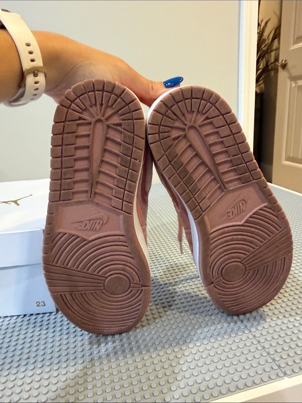 Nike women’s Low-Top Velvet Sneakers in Dusty Pink - Picture 3 of 6